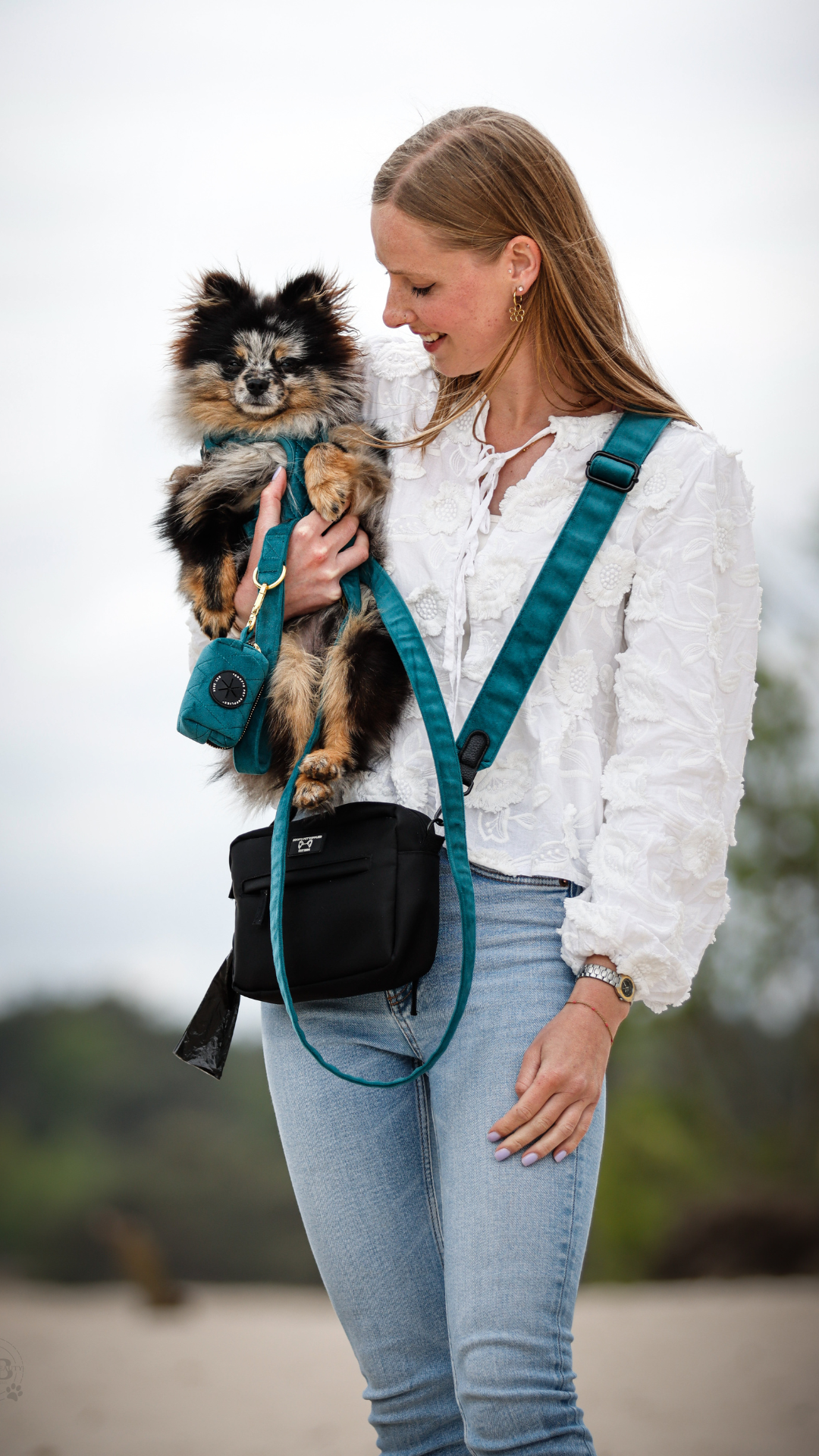 DogMom Bag Mix & Match met Emerald Blue schouderband en uitritsbaar waterflesvak – praktische tas voor hondeneigenaren