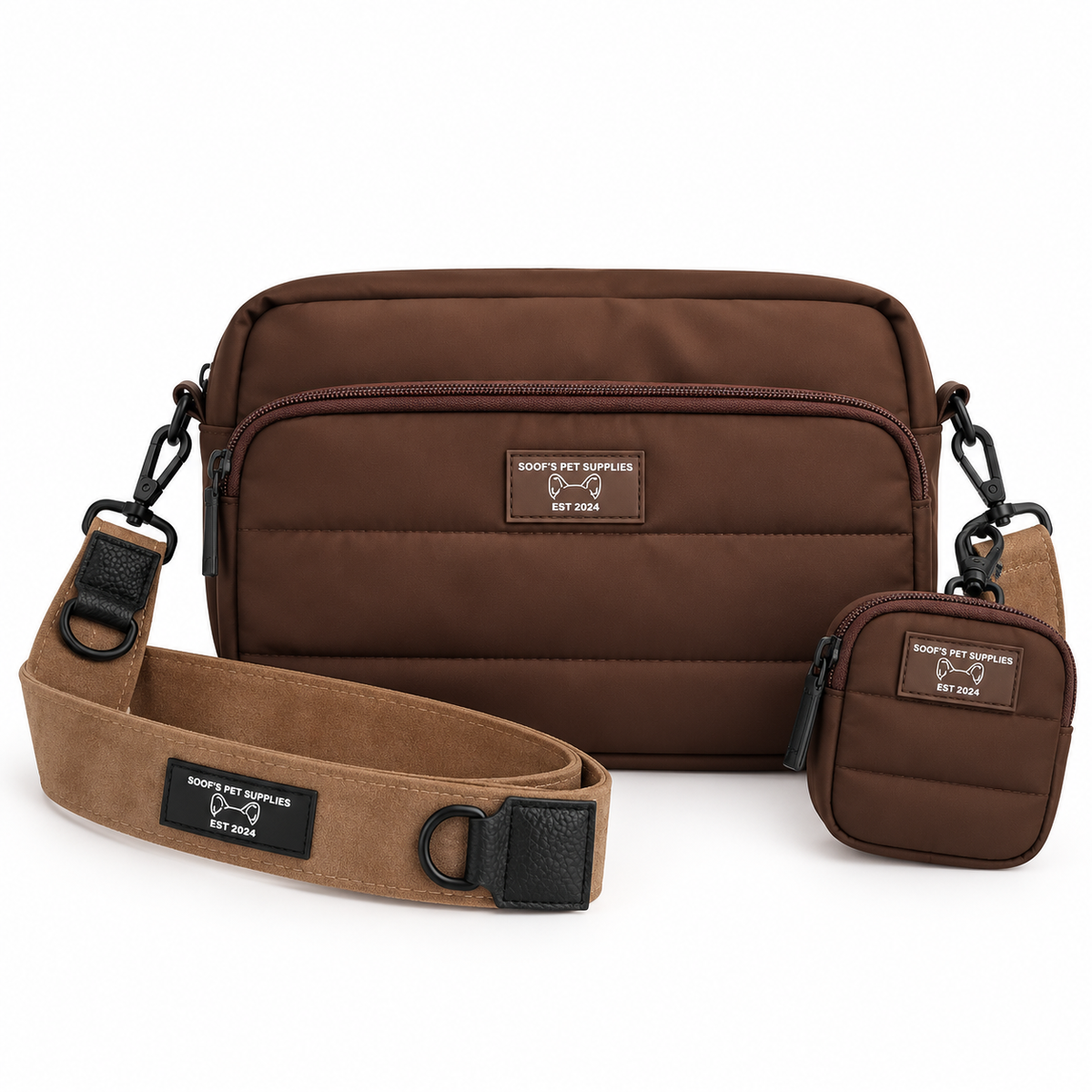 Bruine crossbodytas van Soof’s Pet Supplies met een verstelbare zandkleurige suède schouderband, zwarte details en een bijpassende snacktas met het logo van Soof’s Pet Supplies.