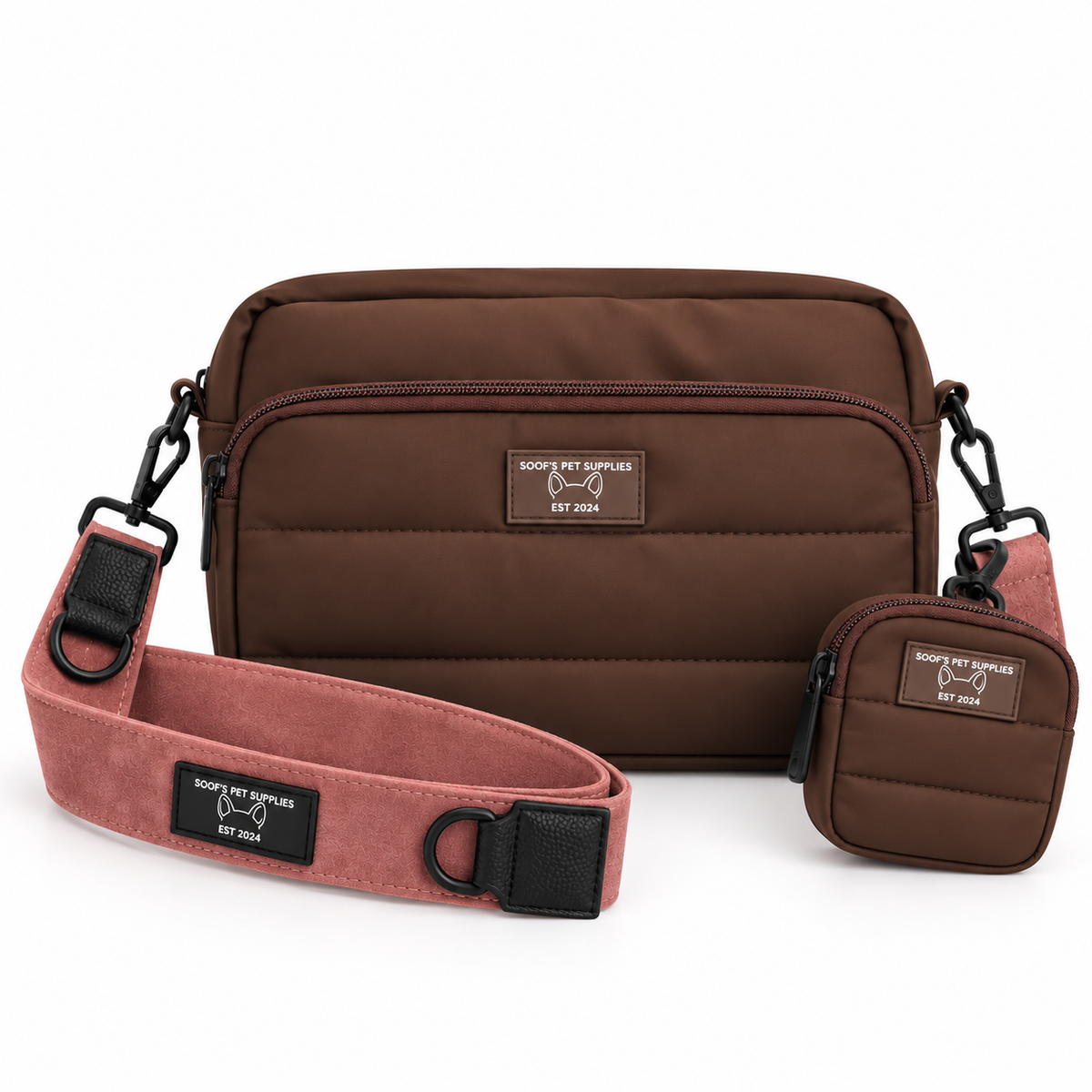 Bruine crossbodytas van Soof’s Pet Supplies met een verstelbare roze suède schouderband, zwarte details en een bijpassende snacktas met het logo van Soof’s Pet Supplies.