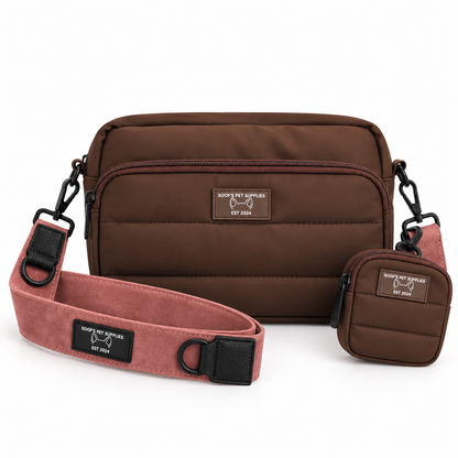 Bruine crossbodytas van Soof’s Pet Supplies met een verstelbare roze suède schouderband, zwarte details en een bijpassende snacktas met het logo van Soof’s Pet Supplies.