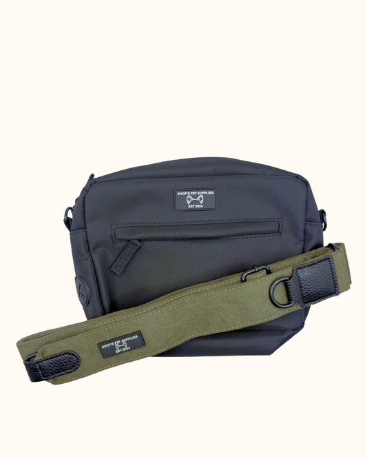 Groene velvet dogmom tas in moss kleur met schouderband voor hondenwandeling