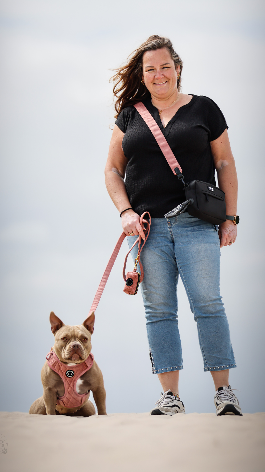 DogMomtas met Velvet Roze schouderband en uitritsbaar waterflesvak – stijlvolle tas voor hondeneigenaren