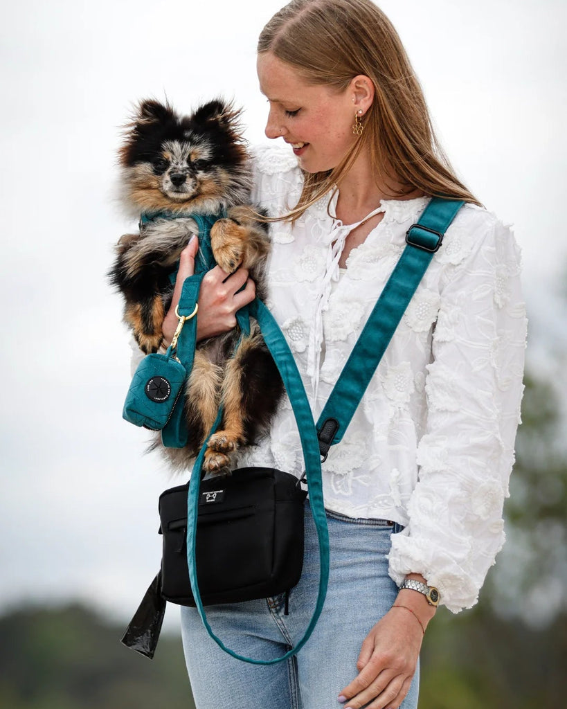 DogMom Bag Mix & Match met Emerald Blue schouderband en uitritsbaar waterflesvak – praktische tas voor hondeneigenaren