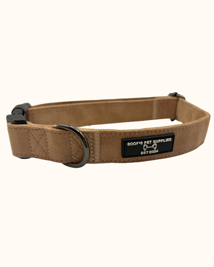 Beige velvet hondenhalsband in sand kleur met verstelbare sluiting