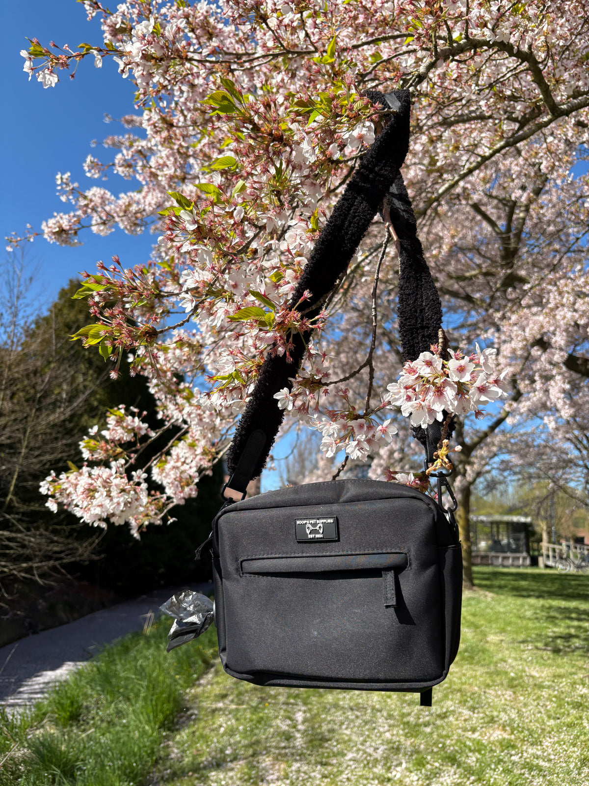 DogMom Bag Mix & Match met Emerald Blue schouderband en uitritsbaar waterflesvak – praktische tas voor hondeneigenaren