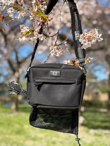DogMom Bag Mix & Match met Emerald Blue schouderband en uitritsbaar waterflesvak – praktische tas voor hondeneigenaren