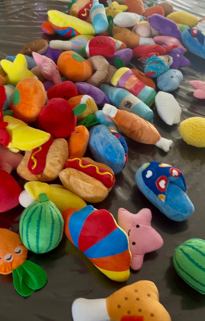 Speelgoedpakket voor puppy’s en kleine honden met 8 tot 10 kleurrijke speeltjes, inclusief piepers, krakende speeltjes en zachte knuffels.