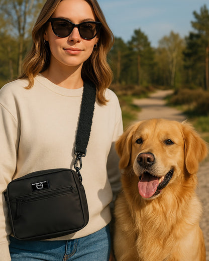 DogMomtas met TeddyWalks Zwart schouderband en uitritsbaar waterflesvak – praktische tas voor hondeneigenaren