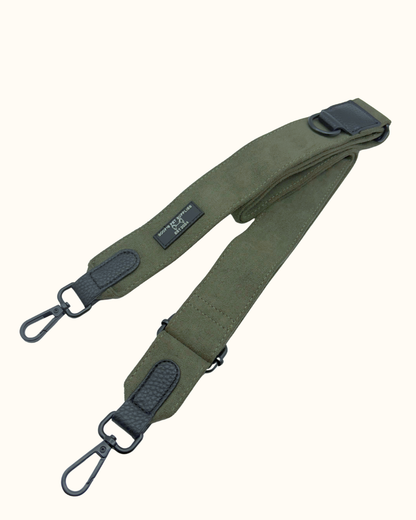 Groene velvet dogmom tas in moss kleur met schouderband voor hondenwandeling
