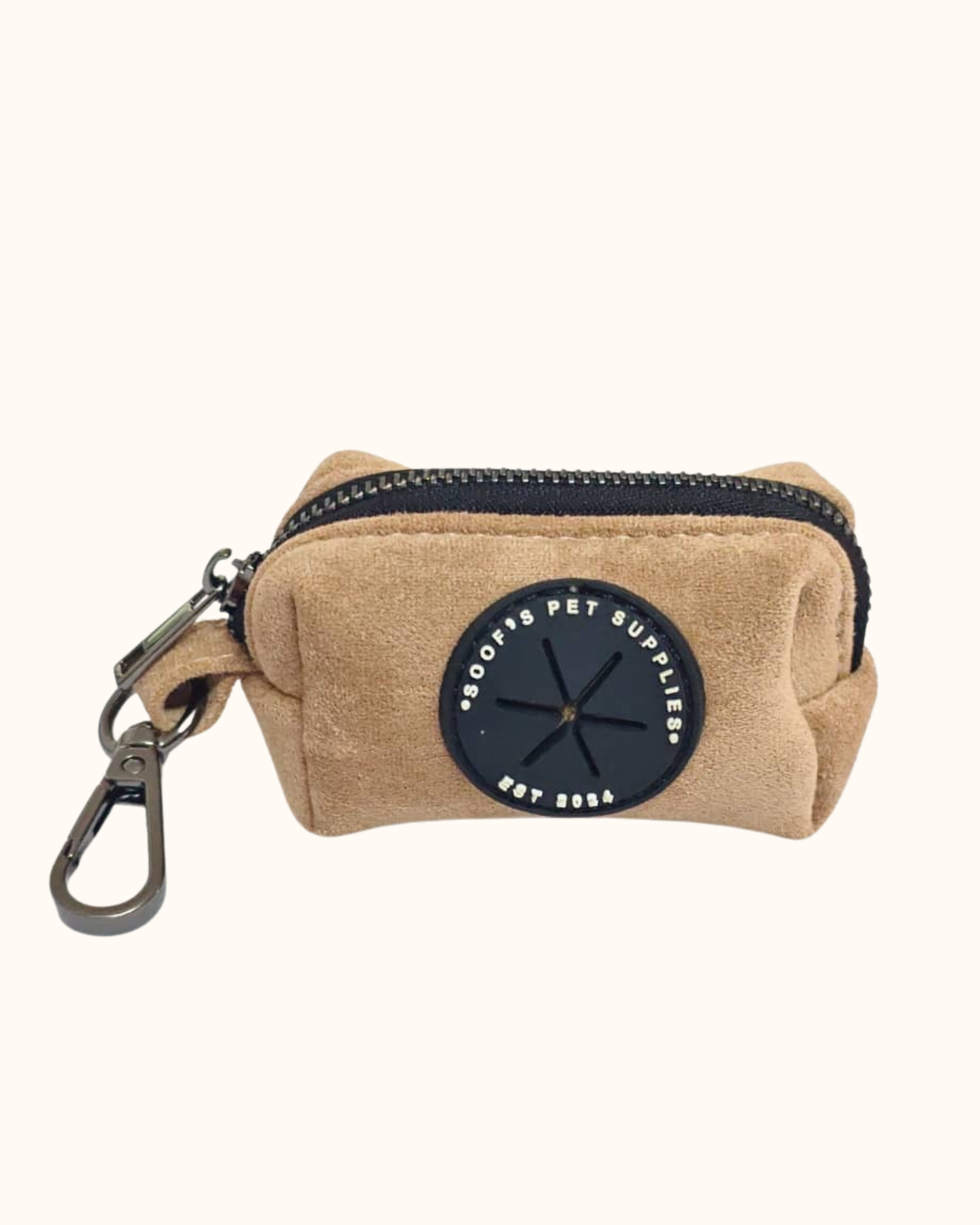 Pawradise Sand Velvet Poepzakhouder met luxe fluwelen textuur en gouden ritssluiting – stijlvol accessoire, matcht perfect met het tuigje en de riem.