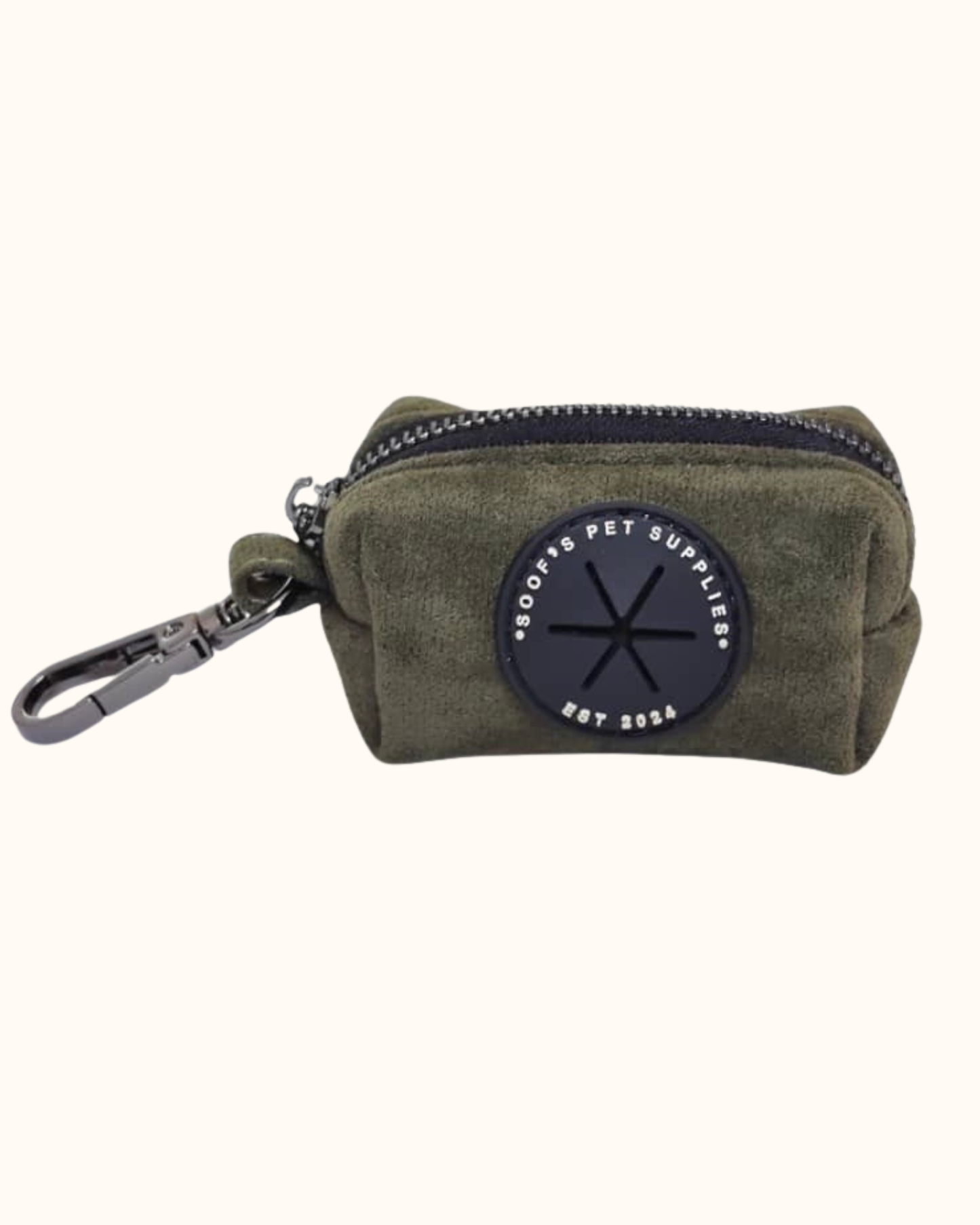 Pawradise Moss Velvet Poepzakhouder met luxe fluwelen textuur en gouden ritssluiting – stijlvol accessoire, matcht perfect met het tuigje en de riem.