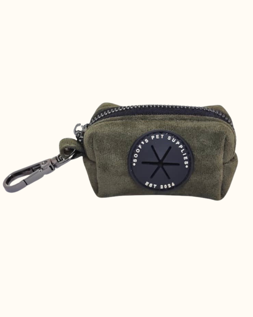 Pawradise Moss Velvet Poepzakhouder met luxe fluwelen textuur en gouden ritssluiting – stijlvol accessoire, matcht perfect met het tuigje en de riem.