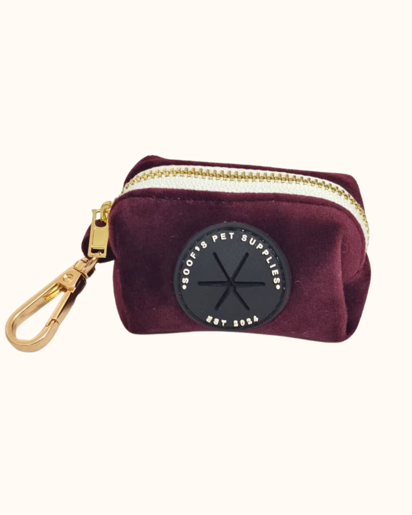 Pawradise Merlot Velvet Poepzakhouder met luxe fluwelen textuur en gouden ritssluiting – stijlvol accessoire, matcht perfect met het tuigje en de riem.