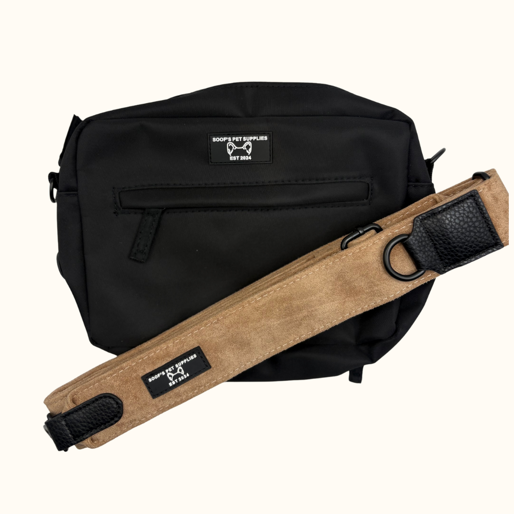 Praktische Dogmom-tas in de kleur Sand met meerdere vakken en een verstelbare schouderband.