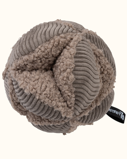 District 70 Snuffelbal BOBBY Taupe  – Speels, slim en stijlvol