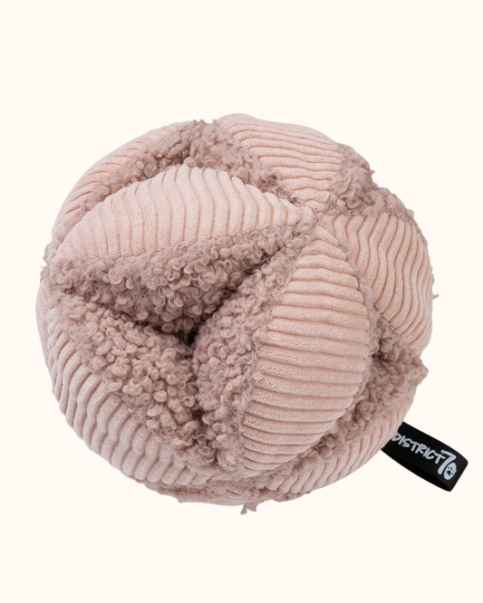 District 70 Snuffelbal BOBBY Pink  – Speels, slim en stijlvol