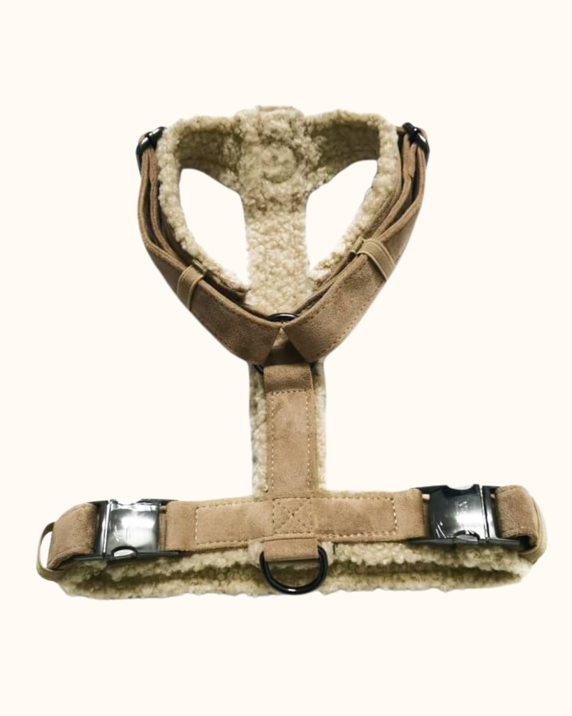 Pawradise Sand Velvet Hondentuigje met teddyvoering, verstelbaar Y-model en luxe metalen details – stijlvol en comfortabel hondentuigje.