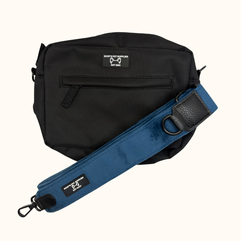 Stijlvolle hondenuitlaat-tas in de kleur Cobalt Dream, met meerdere vakken en een verstelbare draagriem.