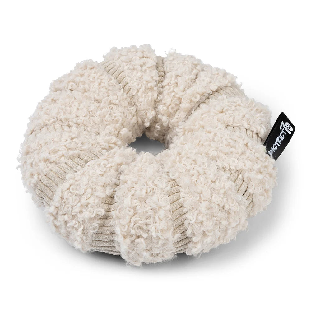 District 70 Snuffelring Daisy Merengue  – Speels, slim en stijlvol