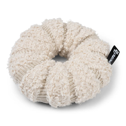 District 70 Snuffelring Daisy Merengue  – Speels, slim en stijlvol