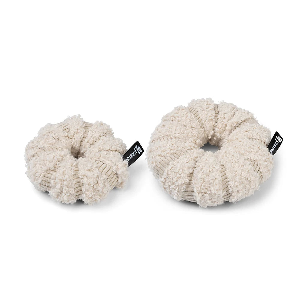 District 70 Snuffelring Daisy Merengue  – Speels, slim en stijlvol
