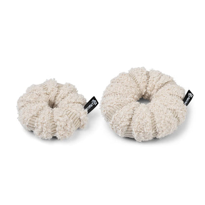 District 70 Snuffelring Daisy Merengue  – Speels, slim en stijlvol